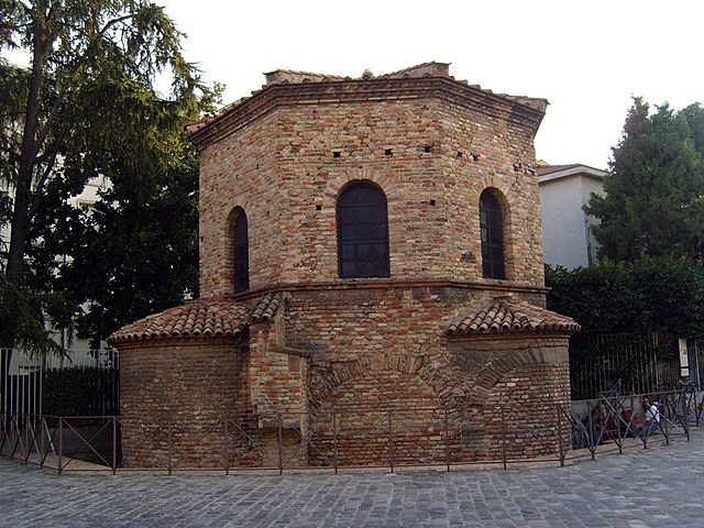 Baptisterio de los Arrianos