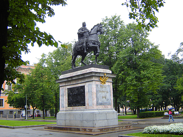 Бронзовый памятник Петру 1 в Санкт-Петербурге