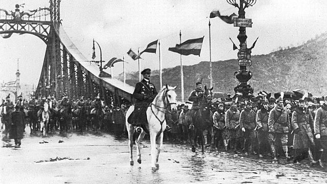 Horthy bevonul Budapestre