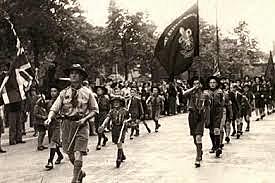 El general Robert Baden-Powell funda los Boy Scouts británicos inculcando en los jóvenes valores y actitudes conformistas y conservadoras en materia religiosa,moral y política.