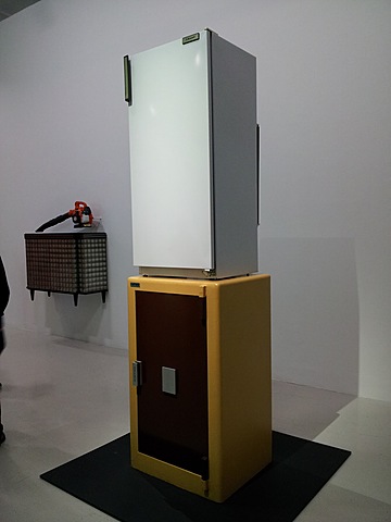 Prof - Le détournement du réel / Bertrand Lavier: "Brandt/Haffner" (Réfrigérateur sur un coffre-fort, 251 x 70 x 65 cm, Centre Pompidou, Mnam, Paris).