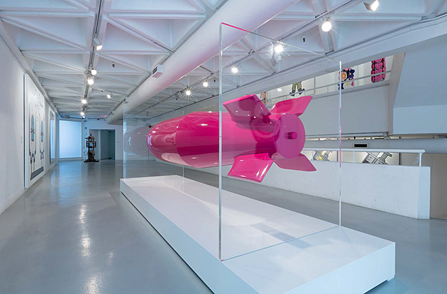 Prof: Mise en valeurs / Kata Legrady: "Chanel 217 / Pink Bomb" (Résine synthétique, laquée pour ressembler au vernis Chanel 217, sur socle en bois, montée sur socle en plexiglas. 397 × 89 × 89 cm, propriété de l'artiste)