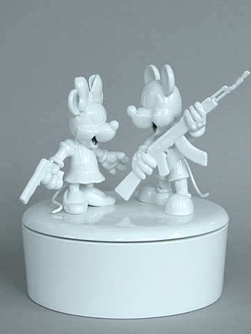 Prof - Contraste / Kata Lagrady: "Mickey & Minnie" (Aluminium et plastiques, vernis; boîte à musique commandée par ordinateur; propriété de l'artiste)