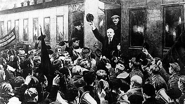 Lenin se instala en la sede del Sóviet