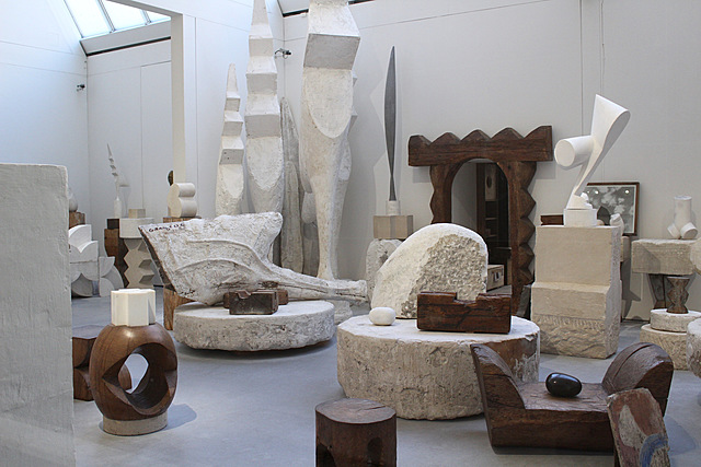 Prof - Matériaux naturels, matériaux artificiels / Constantin Brancusi et Renzo Piano: "Reconstitution de l'Atelier Brancusi" (L’actuelle reconstitution, édifiée par Renzo Piano en 1997, se présente comme un espace muséal dans lequel est inséré l’atelier.