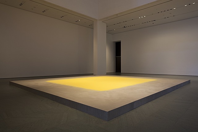 Prof - Matériaux naturels / matériaux artificiels / Wolfgang Laib: "Pollen from Hazelnut" (Pollen de noisetier sur socle en bois, 18 x 21 m, Muséum of Modern Art, New York, Etats-Unis, Land Art, Art Minimal, Art Conceptuel)