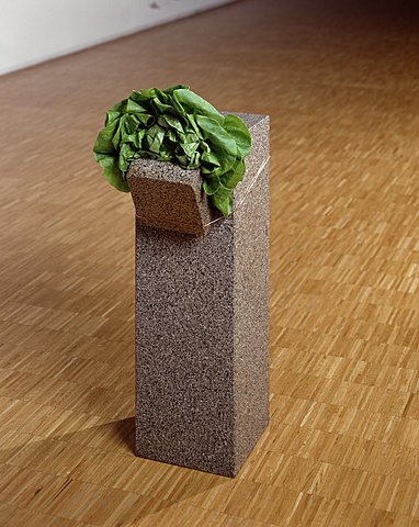 Prof - Ephémère / Pérenne / Giovanni Anselmo: "Sans titre" (Granit, laitue, fil de cuivre, 2 blocs de granit assemblés avec un fil de cuivre et maintenus par une laitue, 70 x 23 x 37 cm, Centre Pompidou, Musée National d'Art Moderne, Paris, Arte Povera)