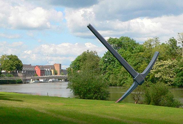 Prof - Equilibre / Déséquilibre / Claes Oldenburg: "Pickaxe" (Acier peint avec émail polyuréthane, 11,2 x 13,6 x 1,1 m, Documenta 7, Kassel, Allemagne, Pop Art)