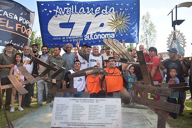 Homenaje colectivo a lxs caídos del 19 y 20