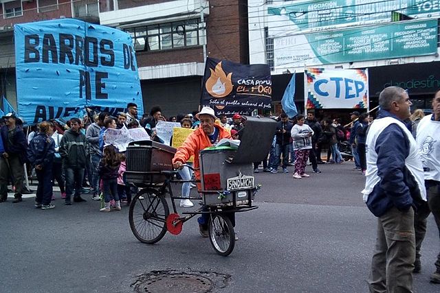 Movilización a Anses y Edesur contra los tarifazos