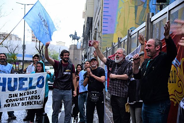 Frenamos el intento de ilegalización y cierre de FM Riachuelo