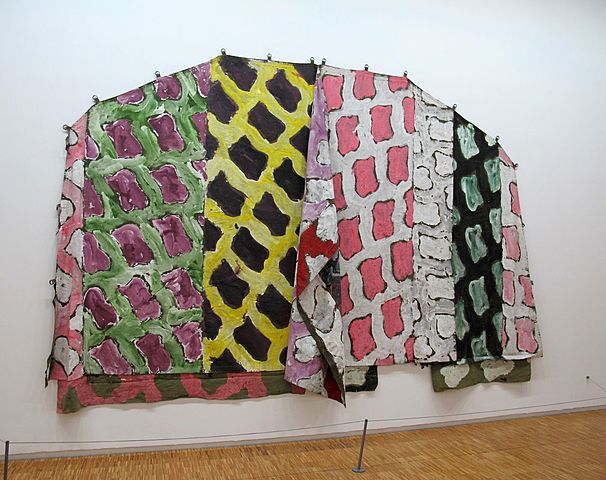 Prof - Le cadre / Claude Viallat: "Bâche kaki" (Peinture acrylique sur toile de bâche 320 x 475 cm, éléments d'une tente militaire kaki, Centre Pompidou, Musée National d'Art Moderne, Paris, groupe Support / Surface)