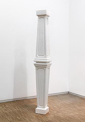 Prof - Le socle / Didier Vermeiren: "Sculpture" (Plâtre 215,5 x 30,2 x 30,2 cm, Centre Pompidou, Musée National d'Art Moderne, Paris)