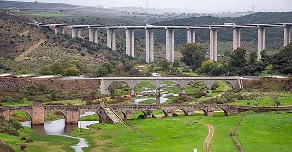 Construcción del viaducto. Sustituto del puente La Barquilla