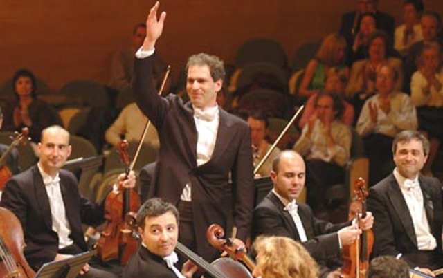 Ocupa un lloc en l'orquestra del seu poble.
