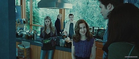 Bella is invited to have dinner with Edward´s family, and meet his family