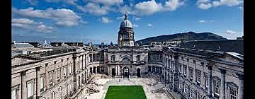 Darwin entra en la Universidad de Edimburgo con tan solo 16 años. Comienza sus estudios de medicina pero sobretodo se centra en los invertebrados marinos.