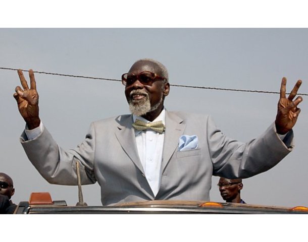 Felix Patasse becomes President/Felix Patasse est le President