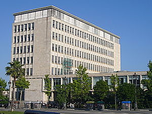 Va anar a l'escola tècnica superior d'arquitectura a Barcelona.