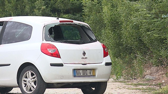 Carro de ourives vítima de carjacking abandonado sem as malas de ouro
