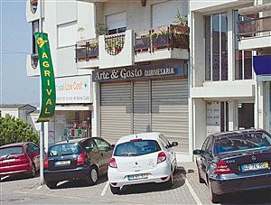 Gangue rouba saco de jóias a ourives que ia abrir a loja