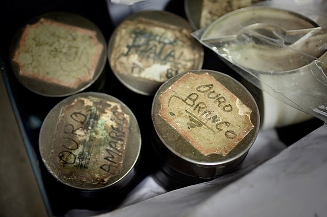 Ourives baleado em assalto à porta de casa