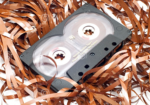 El alemán Pfeumer hizo más práctico el procedimiento al inventar la primera banda magnética con base de papel, a la que sucedería una banda de plástico recubierta por una capa ferromagnética