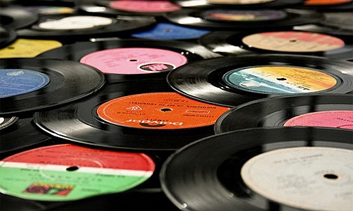 Aparecen los discos de vinilo de las 16, 33 y 45 revoluciones por minuto (discos de microsurcos de larga duración)