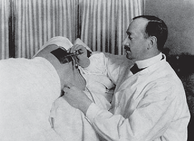 Hans Christian Jacobaeus construyó un toracoscopio para observar la cavidad torácica.