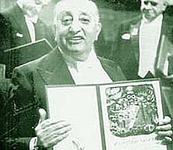 Recibe el Premio Lenin de la Paz