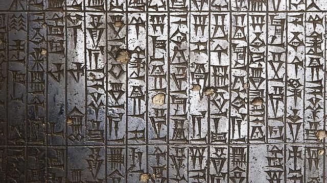 En Babilonia, el Código de Hammurabi establece normas precisas para el ejercicio de la medicina, como los honorarios. Por primera vez se codifica la responsabilidad del médico. En Egipto los Papiros de Lahun se describen las enfermedades femeninas.