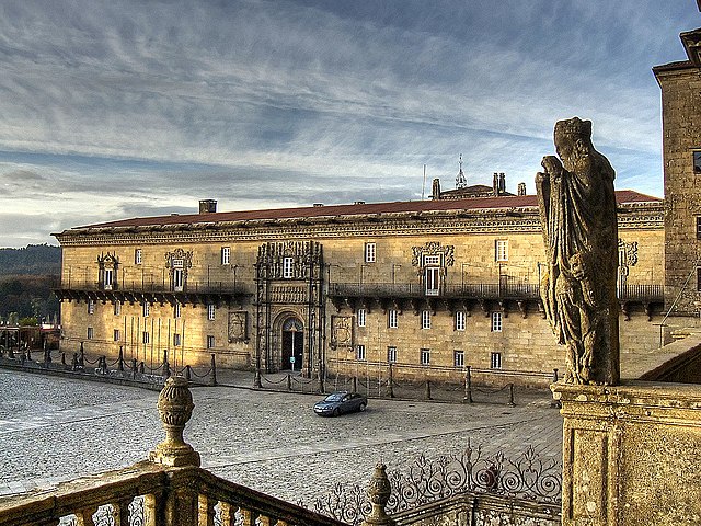 En la península Ibérica se construye el Hospital Real de Santiago.