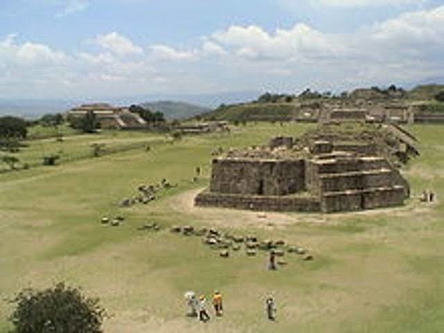 En Monte Albán (en Oaxaca, México), se funda una escuela de médica mágica.