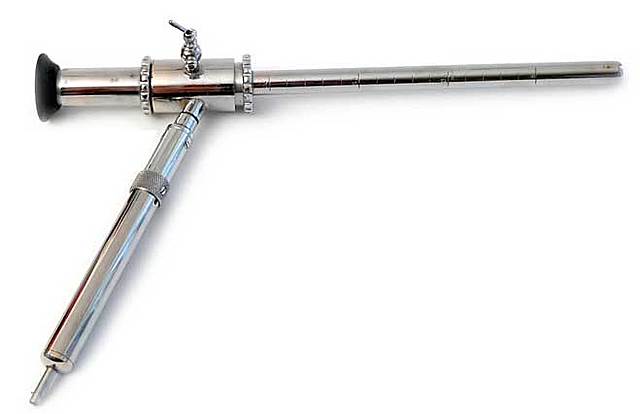 Howard Nelly inventó el primer rectoscopio.