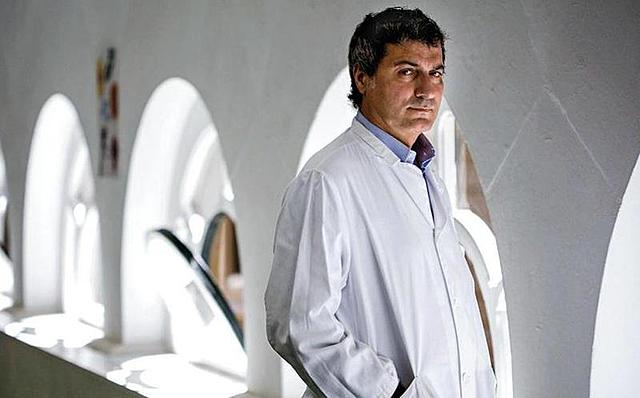 Un equipo dirigido por el profesor Paolo Macchiarini de la Universidad de Barcelona, en España, realizó el primer trasplante de un órgano completo cultivado a partir de las propias células madre de un paciente.