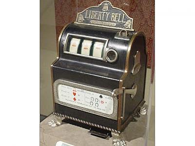 PRIMERA MAQUINA TRAGAPERRAS.