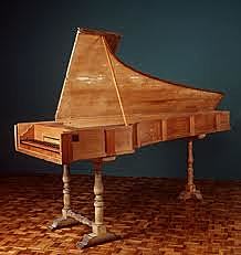 piano e forte -"clavecín con (sonidos) suaves y fuertes"-.