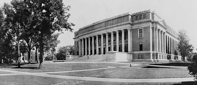William James Sidis attends Harvard