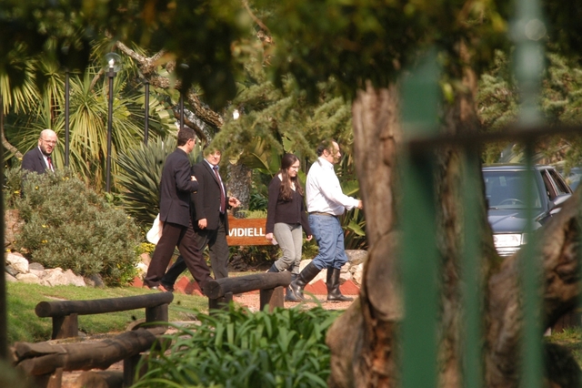 Macarena ingresa a un predio militar