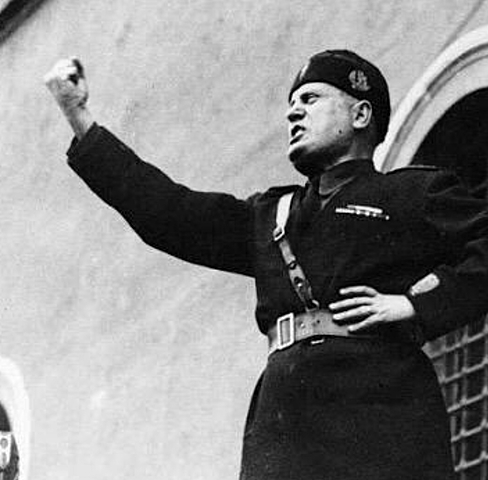El poder llega a Benito Mussolini.