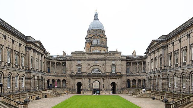 Ingresa en la Escuela de Medicina de la Universidad de Edimburgo