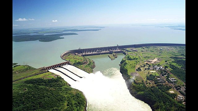 Construcción de la gran presa de Itaipú