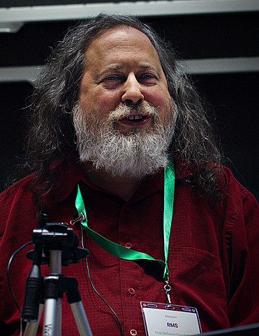 Richard Stallman crea el proyecto de GNU.
