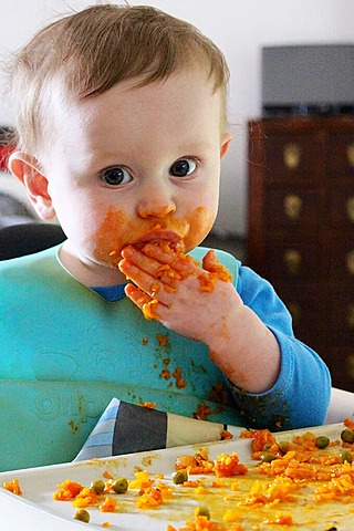 eats with fingies :)