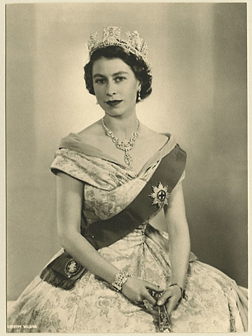 Élisabeth II succède à son père George VI