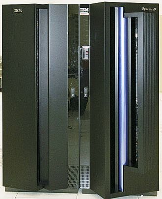 IBM libera una nueva linea de mainframes llamada la serie "z" y esta es utilizada en diversos bancos y supermercados.