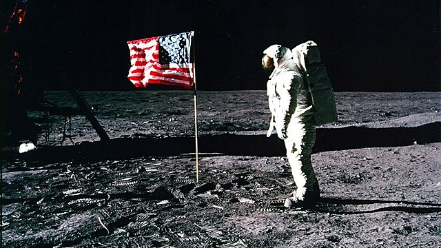 Neil Armstrong et Edwin Aldrin marchent sur le sol lunaire