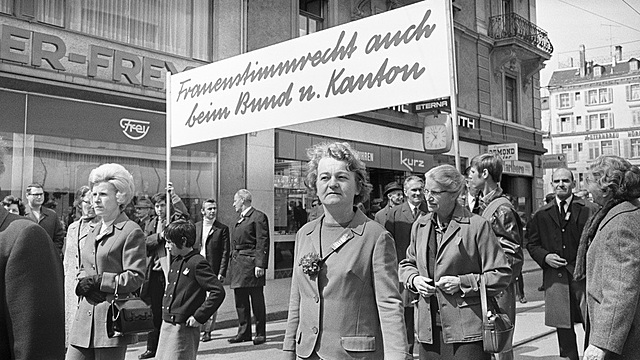 Les femmes suisses ont le droit de voter pour la première fois.