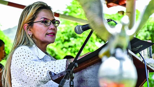 Añez anuncia orden de aprehensión contra Evo Morales