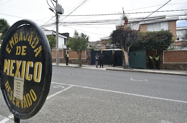 México reporta que hay nueve personas asiladas en su embajada